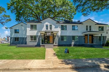 front yard view with trees at Kiwi Goji Apartments, TN, 38111
